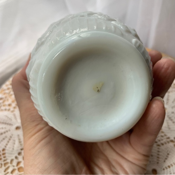 Vintage Heirloom Milk Glass Pineapple Vase - Picture 4 of 4